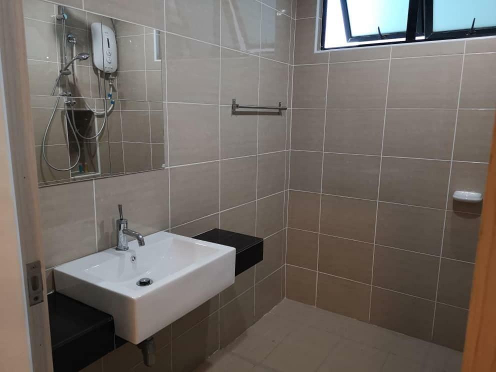 Skyloft Muslim Suite Τζόχορ Μπάχρου Εξωτερικό φωτογραφία